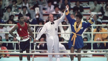 El árbitro Aldo Leoni declara vencedor del combate del semipesado a Park Si-Hun ante la mirada atónita de Roy Jones Jr.