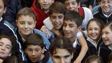 <b>IDOLATRADO. </b>Cientos de niños sevillanos se pudieron hacer una foto con su ídolo: Rafael Nadal.