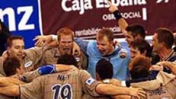 <b>JUSTOS CAMPEONES.</B> El Valladolid no pudo rememorar la final de la Copa Asobal ante el Barça del pasado diciembre y, aunque opuso serias dificultades al tremendo potencial del Barcelona, al final cayó con todos los honores.