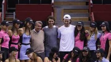 <b>EQUIPO AL COMPLETO. </b>Las modelos recogepelotas posaron en el Madrid Arena con Manolo Santana, director del torneo, y con los jugadores Rafa Nadal y Carlos Moyá.