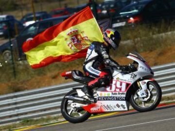 Luis Salom con la bandera de España tras ganar el GP de Aragón en 2012.
