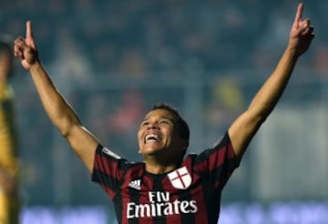 Carlos Bacca anota su octavo gol con el Milan 