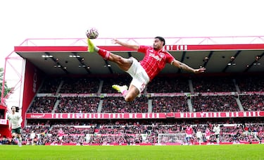 La octava jornada de la Premier League deparó ayer, entre otros encuentros, un interesante Nottingham Forest- Chelsea,
disputado en The City Ground, en Nottingham. El encuentro se saldó con victoria de los visitantes (0-3) y dejó para el lucimiento de los fotógrafos este espectacular remate a portería de Morgan Gibbs-White, que no tuvo el premio del gol.