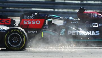 Lewis Hamilton (Mercedes W12) y el Red Bull RB16B de Max Verstappen. Silverstone, Gran Breta&ntilde;a. F1 2021.