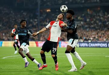 Soccer Football - Champions League - Feyenoord v Bayer Leverkusen - Feyenoord Stadium, Rotterdam, Netherlands - September 19, 2024 Feyenoord's Santiago Gimenez in action with Bayer Leverkusen's Edmond Tapsoba REUTERS/Yves Herman