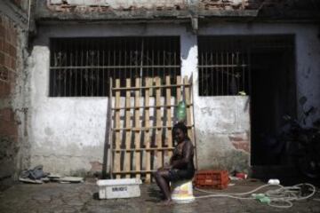 Brasil desplegará tropas federales en Río de Janeiro para ayudar a sofocar una oleada de crímenes violentos tras los ataques de narcotraficantes contra los puestos policiales en tres barrios marginales en el lado norte de la ciudad. A menos de tres meses del Mundial en el que Río acogerá a decenas de miles de aficionados al fútbol. Los ataques han lanzado nuevas dudas sobre los esfuerzos del gobierno para expulsar a las pandillas de los barrios pobres. 