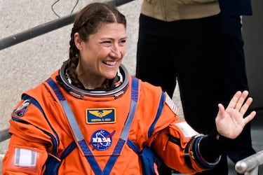 Koch, de 47 años, será la primera mujer en viajar a los alrededores de la Luna. En 2019 logró el récord de vuelo espacial continuo más largo realizado por una mujer, con 328 días. En esa misión, junto a Jessica Meir protagonizó la primera caminata espacial exclusivamente femenina de la NASA. Es ingeniera eléctrica y física, y ha participado en investigaciones en la Antártida.