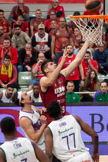 El Unicaja arrasa al UCAM e iguala su récord de victorias consecutivas