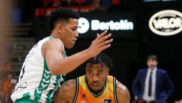 El base estadounidense del Valencia Basket Chris Jones (d) intenta superar al alero del Real Betis Tyson Pérez durante el partido de Liga Endesa que se disputa este domingo en la Fuente de San Luis.