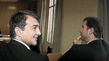<b>SONRIENTE. </b>Joan Laporta, junto al vicepresidente Ferran Soriano, ayer en el juzgado.