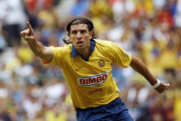 El ex delantero argentino llegó a las Águilas en 2007, sólo jugó nueve partidos y anotó dos goles. Su paso por México fue efímero y se retiró en 2011 debido a las lesiones.