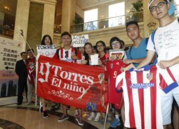 Numerosos aficionados esperaban la llegada del equipo.