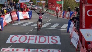 Wellens celebra su victoria en la Vuelta.