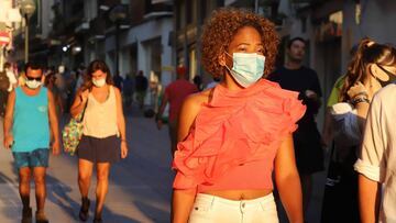 7-9-2020.Sitges.Gente por la calle con mascarilla.Covid-19. Comercio. © Foto: Cristobal Castro.