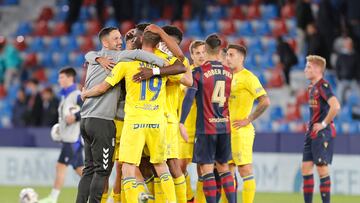 Los jugadores de Las Palmas celebran el empate ante el Levante.