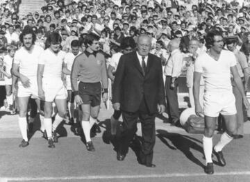 Santiago Bernabéu sale al campo acompañado de Miguel Ángel, Camacho, Vicente del Bosque y Pirri. 