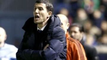 El entrenador de Osasuna, Javi Gracia, durante el partido de Liga en Primera Divisi&oacute;n ante el Atl&eacute;tico de Madrid disputado esta noche en el estadio de El Sadar, en Pamplona.