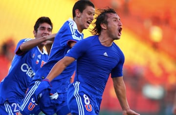 Gabriel Vargas festeja un gol con la Universidad de Chile en 2011.