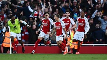 Soccer Football - Premier League - Arsenal v Leicester City - Emirates Stadium, London, Britain - September 28, 2024 Arsenal's Leandro Trossard celebrates scoring their third goal with Riccardo Calafiori, Declan Rice and Gabriel Magalhaes REUTERS/Dylan Martinez EDITORIAL USE ONLY. NO USE WITH UNAUTHORIZED AUDIO, VIDEO, DATA, FIXTURE LISTS, CLUB/LEAGUE LOGOS OR 'LIVE' SERVICES. ONLINE IN-MATCH USE LIMITED TO 120 IMAGES, NO VIDEO EMULATION. NO USE IN BETTING, GAMES OR SINGLE CLUB/LEAGUE/PLAYER PUBLICATIONS. PLEASE CONTACT YOUR ACCOUNT REPRESENTATIVE FOR FURTHER DETAILS..