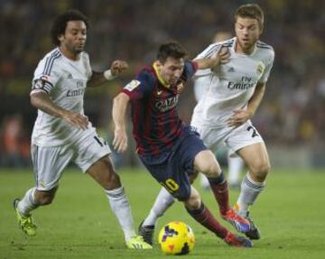 El delantero argentino del F.C. Barcelona Leo Messi pelea un balón con los jugadores del Real Madrid Marcelo Vieira y Asier Illarramendi durante el partido de la décima jornada de Liga de Primera División, disputado esta tarde en el Camp Nou.