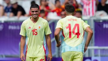 Miguel Gutiérrez celebra con Aimar Oroz su gol ante República Dominicana.