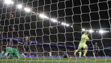 Luis Suárez celebra el 0-2.