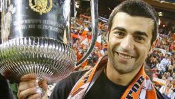 <b>UN TÍTULO CON EL VALENCIA. </b>Albiol ganó la Copa del Rey de 2008 con el equipo che.