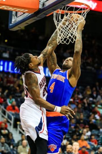 Cartier Martin tapona a Jeremy Tyler. 