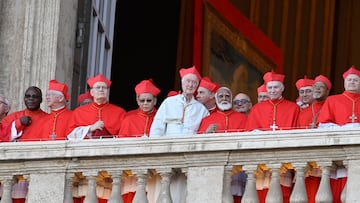 El cardenal Robert Prevost, Papa León XIV, el Papa número 267 de la historia, comparece ante sus fieles, en el balcón de la Basílica de San Pedro, a 8 de mayo de 2025, en La Ciudad del Vaticano (El Vaticano). El humo de la cuarta fumata del Cónclave para elegir al sucesor de Francisco ha salido blanco a las 18.08 horas, lo que indica que ya ha sido elegido el nuevo Papa, por mayoría de al menos 89 votos, en el segundo día del Cónclave. Será el 267 Pontífice de la Iglesia. El elegido ha sido el obispo estadounidense Robert Francis Prevost, de 69 años y natural de Chicago, tiene la nacionalidad peruana y cuenta con ascendencia española. Prevost atesora una amplia trayectoria que le ha llevado en los últimos años a estar cerca del Pontífice fallecido que le nombró en 2023 prefecto del Dicasterio para los Obispos, el órgano que se encarga de la selección y nombramiento de los obispos. Perteneciente a la Orden de San Agustín ha elegido el nombre de León para ser nombrado pontífice, convirtiéndose en el Papa León XIV.
09 MAYO 2025
Stefano Spaziani / Europa Press
09/05/2025