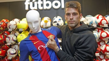 IVAN BUIGUES POSA CON UN MANIQUI VESTIDO DEL BARCELONA