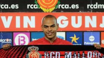 <b>MUY FELIZ. </b>Ogunjimi se mostró exultante en la presentación y sólo piensa en debutar con el Mallorca.