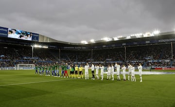 Ambos equipos saludan desde el centro del campo. 