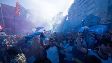 Los aficionados del Celta reciben a los jugadores de su equipo antes del partido contra el Barcelona.