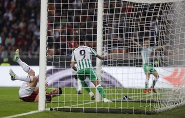 Y a la media hora primer gol del Betis, obra de Sanabria.