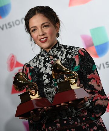 La artista mexicana Natalia Lafourcade se hizo con dos premios Grammy Latinos, incluyendo el de Mejor Álbum Folclórico.