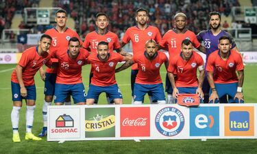 En 2022, Chile encadenará su quinta doble ausencia mundialista. La Roja sudamericana atraviesa una nueva crisis mundialista, tras las que pasó en la década de los 30 del siglo XX (se retiró en 1934 y 1938), también en 1954 y 1958, si bien en su vuelta a los Mundiales, en 1962 consiguió el tercer puesto. También se quedó fuera en los Mundiales de 1986, 1990, 2002 y 2006. 
