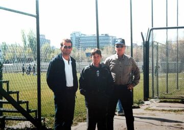 Silva con su padre y el presidente del Arguineguín el día que hizo las pruebas con el Real Madrid.