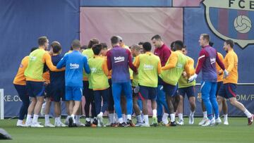 Los jugadores del Barcelona se divierten durante el entrenamiento de ayer en la Ciutat Esportiva.