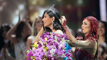 Miss Universo 2022 R'Bonney Gabriel ajusta la corona de Miss Nicaragua Sheynnis Palacios, después de ser coronada como la nueva Miss Universo en el 72° Concurso de Belleza Miss Universo en San Salvador.