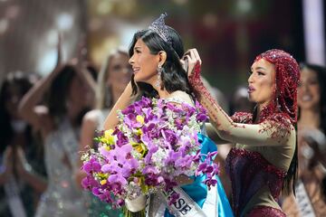 Miss Universo 2022 R'Bonney Gabriel ajusta la corona de Miss Nicaragua Sheynnis Palacios, después de ser coronada como la nueva Miss Universo en el 72° Concurso de Belleza Miss Universo en San Salvador.