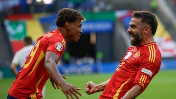 El defensa de la selección española Dani Carvajal (d) celebra con Lamine Yamal (i) tras marcar el 3-0 durante el partido del grupo B de la Eurocopa 2024 entre España y Croacia, este sábado en el Estadio Olímpico de Berlín, Alemania.