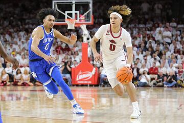 Anthony Black (Arkansas) botando ante Jacob Toppin (Kentucky) en un partido de la NCAA. 