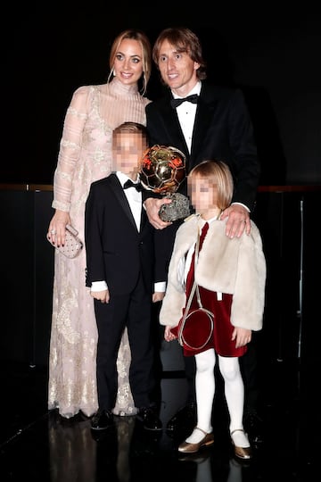 El jugador croata del Real Madrid Luka Modric, ganador del Balon de Oro, con su esposa Vanja BosniÄ y sus hijos.