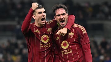 Gianluca Mancini y Mats Hummels, jugadores de la Roma, celebran el gol del alemán en Europa League ante el Tottenham.