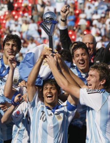 Agüero levanta el trofeo de campeones del Mundo Sub 20 en Toronto, Canadá en 2007.