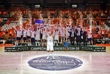 Sergio Llull levanta el trofeo 38 de Liga en el palmars del Real Madrid.