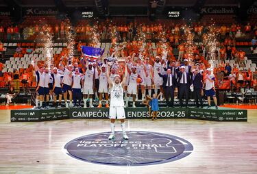 Sergio Llull levanta el trofeo 38 de Liga en el palmarés del Real Madrid.