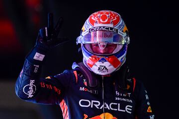 El piloto holandés de Red Bull Racing, Max Verstappen, celebra su tercer título mundial después de la carrera al esprint previa al Gran Premio de Fórmula Uno de Qatar en el Circuito Internacional de Losail.