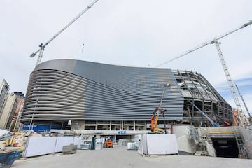 Las obras de remodelación del estadio del Real Madrid siguen su curso sin descanso a pocos meses de su inauguración. El club blanco presentado nuevas instantáneas del interior y de la fachada del estadio.