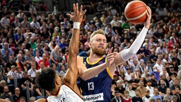 Dzanan Musa, alero de Bosnia, trata de anotar ante la defensa de Maodo Lo, base de Alemania, durante el Eurobasket 2023.